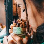 Experiencia multisensorial en productos premium: cuando los sentidos definen el valor de una marca